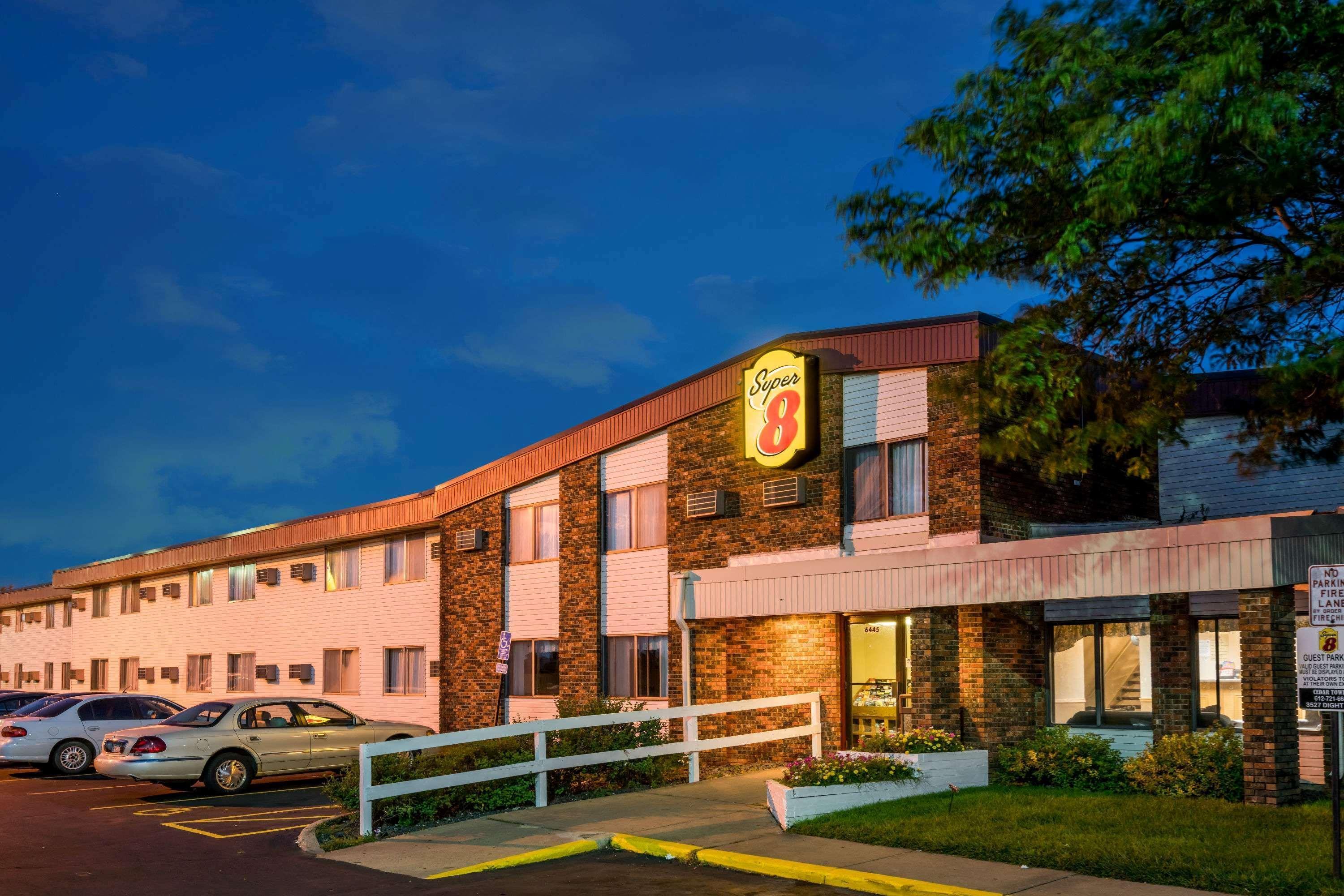 Super 8 By Wyndham Brooklyn Center/Mpls Hotel Exterior photo